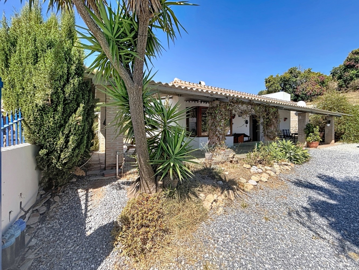 Villa for sale in Almayate
